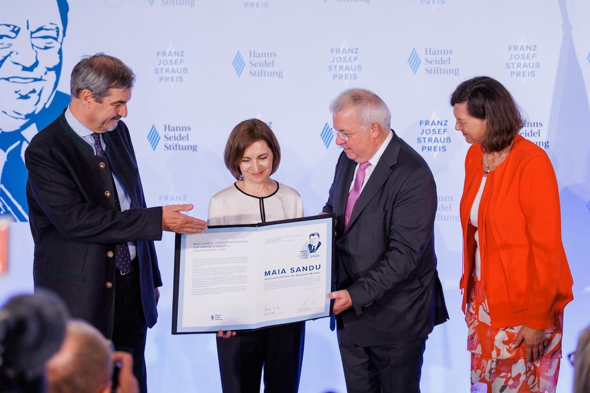 Președintele Moldovei, Maia Sandu, premiată cu Distincția Franz Josef Strauss pentru eforturile sale democratice și sprijinul acordat Ucrainei.