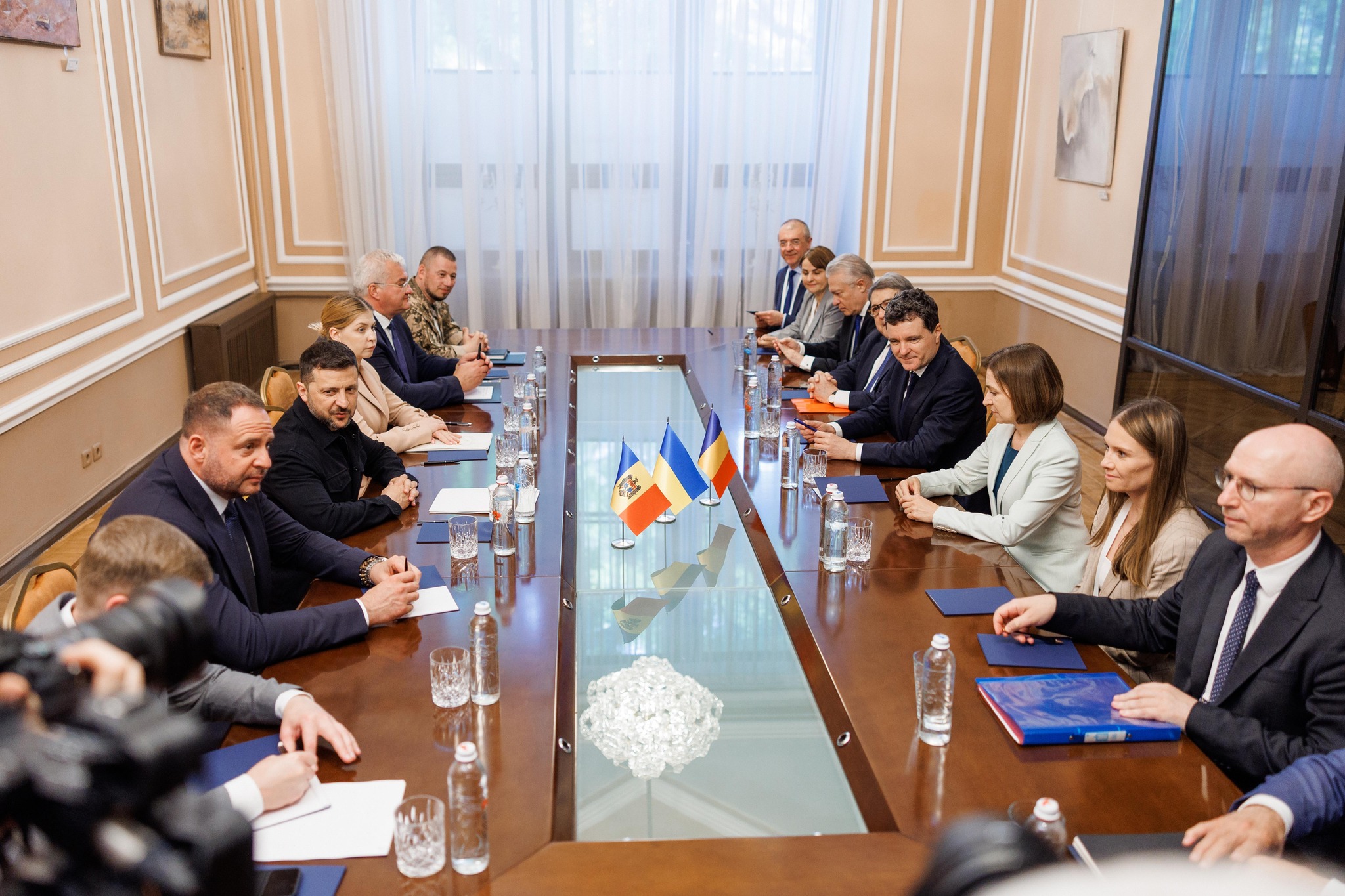 Președintele României, Nicușor Dan, Participă la Întâlnirea Trilaterală cu Volodymyr Zelensky și Maia Sandu la Summitul din Odessa - Discută Securitatea Regională și Energie.