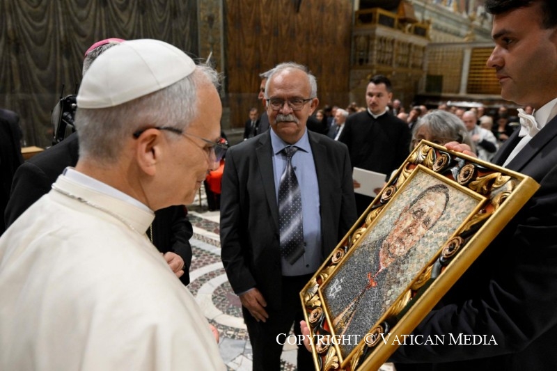  eveniment emoționant la Vatican cu artiști și oficiali români