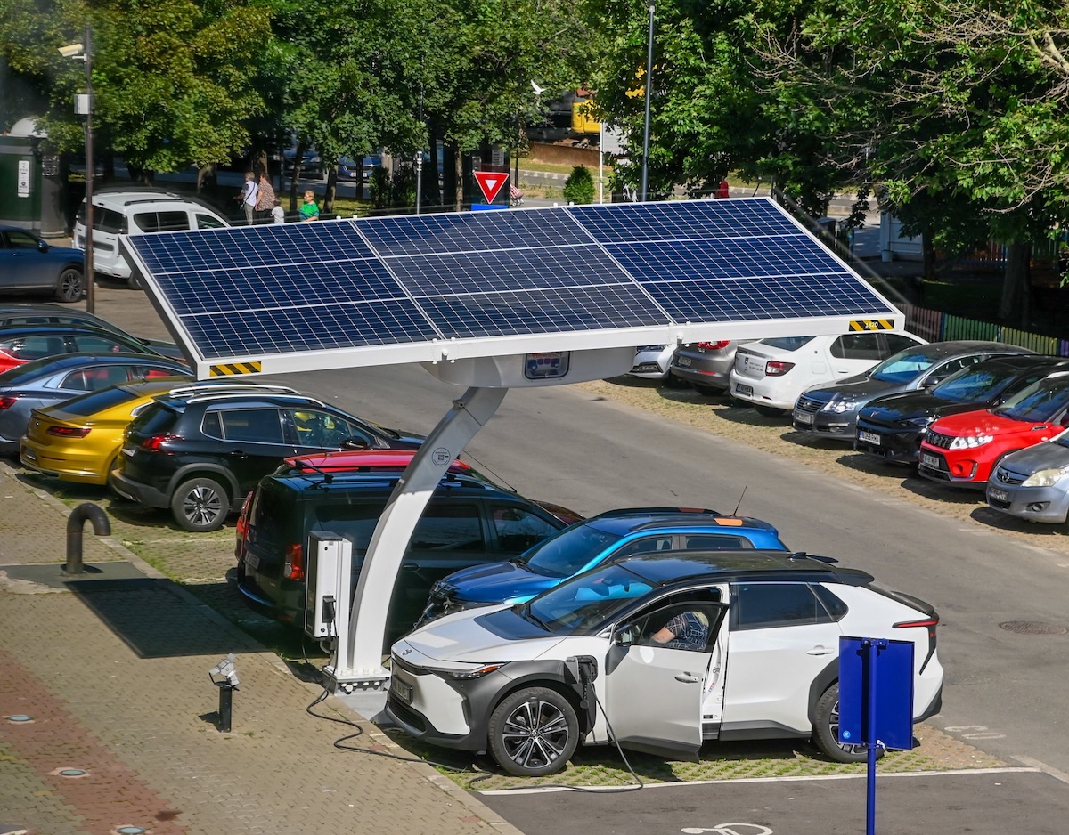 Sectorul 2 al Bucureștiului inaugurează prima stație de încărcare pentru vehicule electrice cu energie solară din România