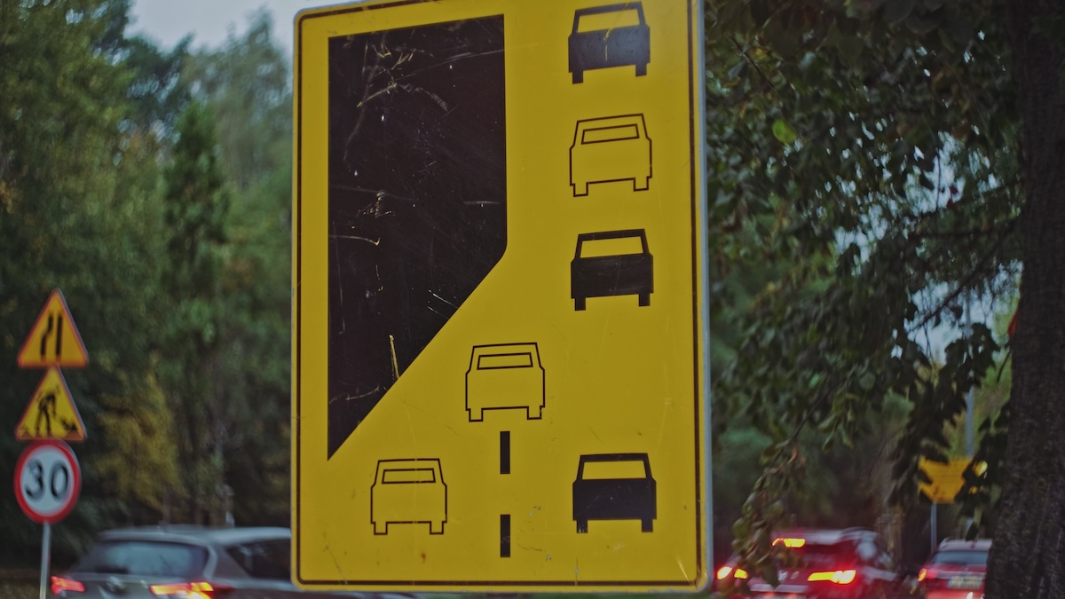 România adoptă regula fermoarului în Codul Rutier: O nouă măsură pentru decongestionarea traficului urban