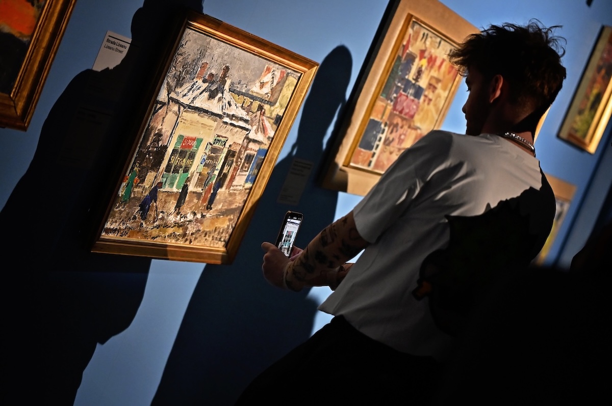 Art Safari București încurajează vizitatorii să redescopere arta fără telefoane în #SăptămânaFărăTelefoane (17-20 iulie), vibrând cu operele fără ecrane.