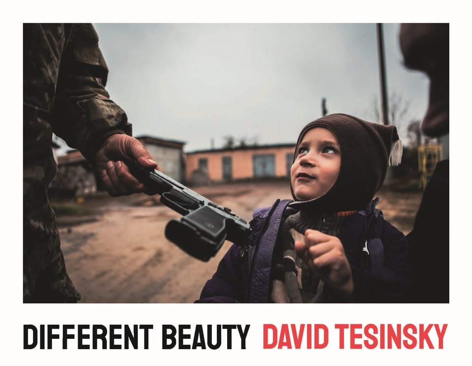 Frumusețe Diferențiată: Expoziția Portretelor Donbasului de David Těšínský în București Atinge Inimi prin Imagini Puternice și Povestiri de Viață Trăite