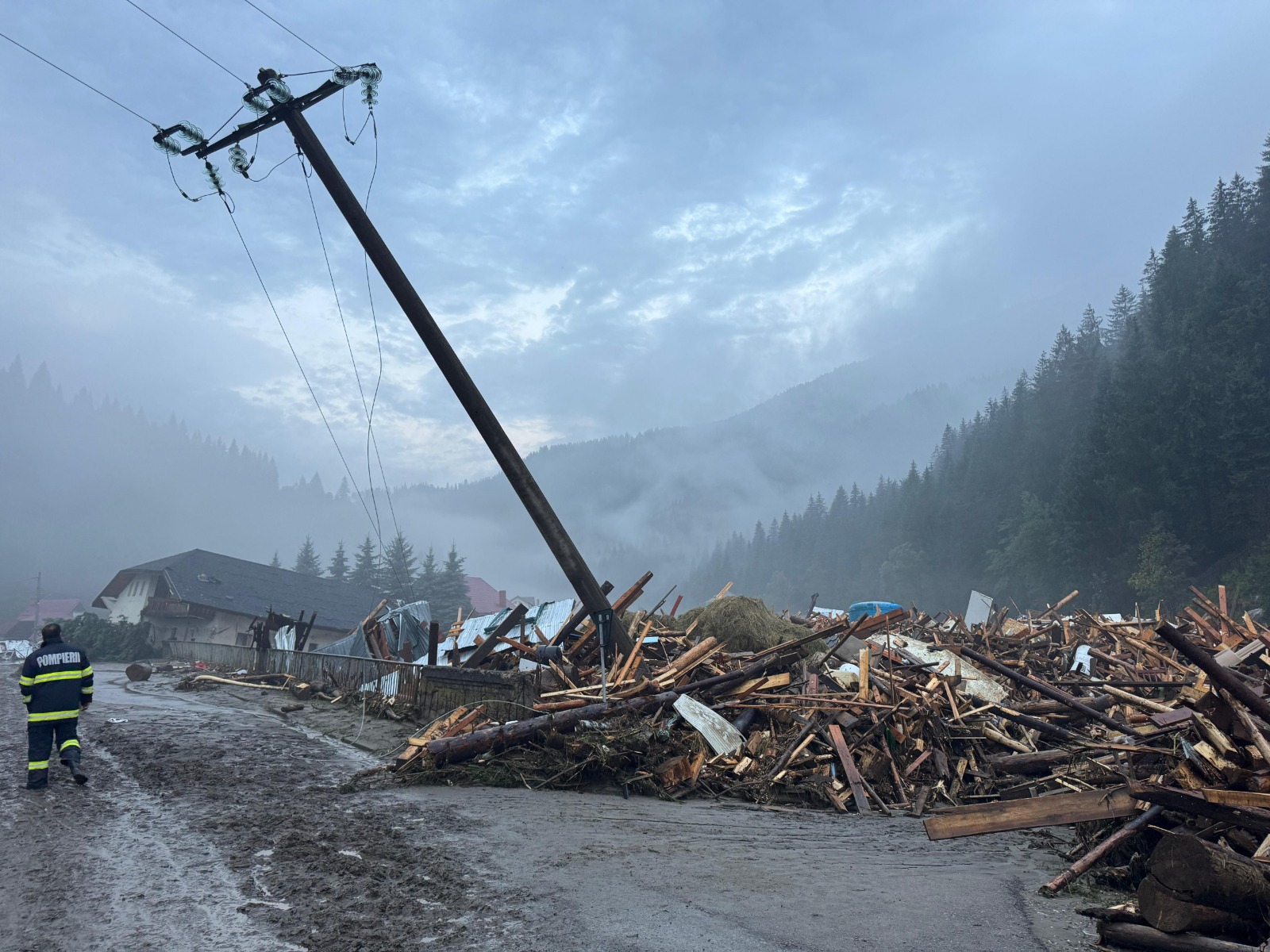 Trei Morți și Sute Izolați După Inundațiile Devastatoare din Nord-Estul României, Suceava și Neamț în Alertă maximă