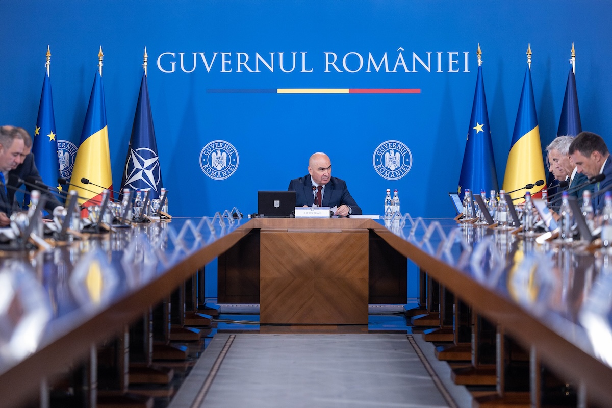 Guvernul României reduce bonusul pentru condiții de muncă periculoase, generând proteste masive în sectorul public din 1 iulie 2025.