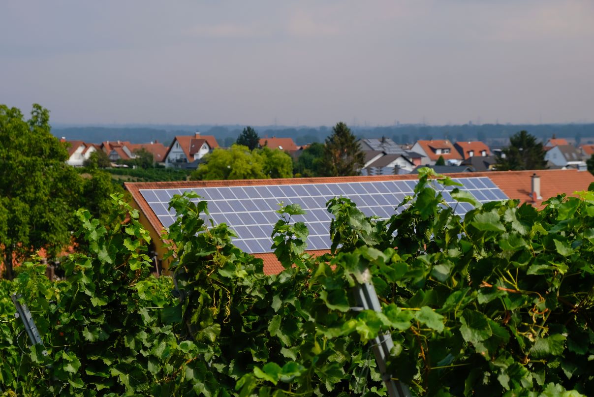 Capacitatea instalată a prosumatorilor din România depășește 2,7 GW până la sfârșitul lunii mai 2025 în contextul unui avânt semnificativ până acum.