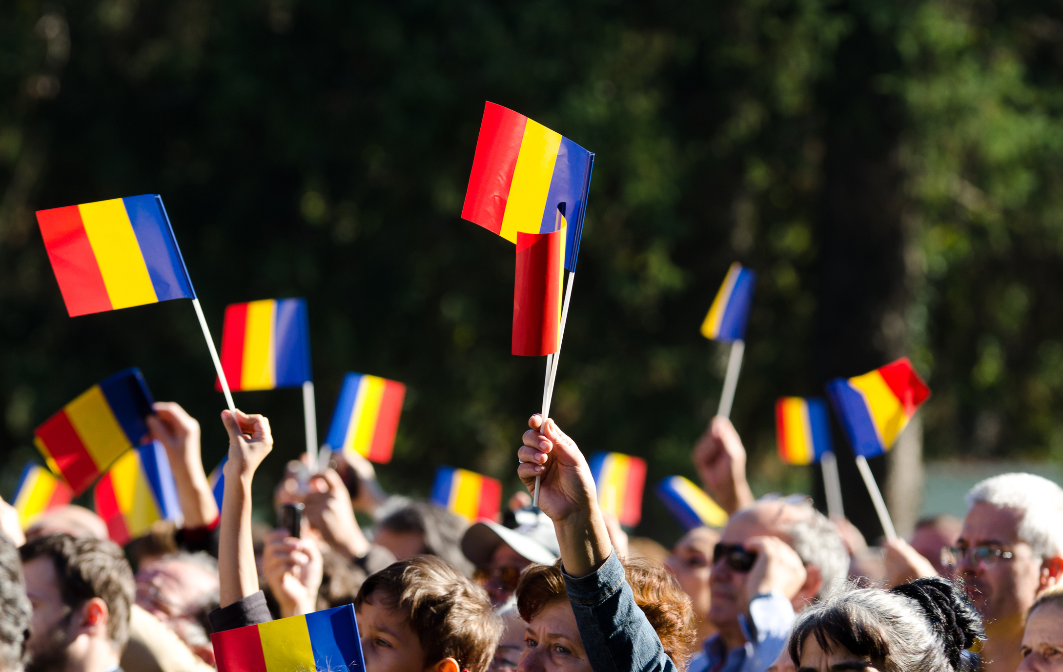 88% dintre români se mândresc cu țara lor, dar doar jumătate văd un viitor pentru copii în România.