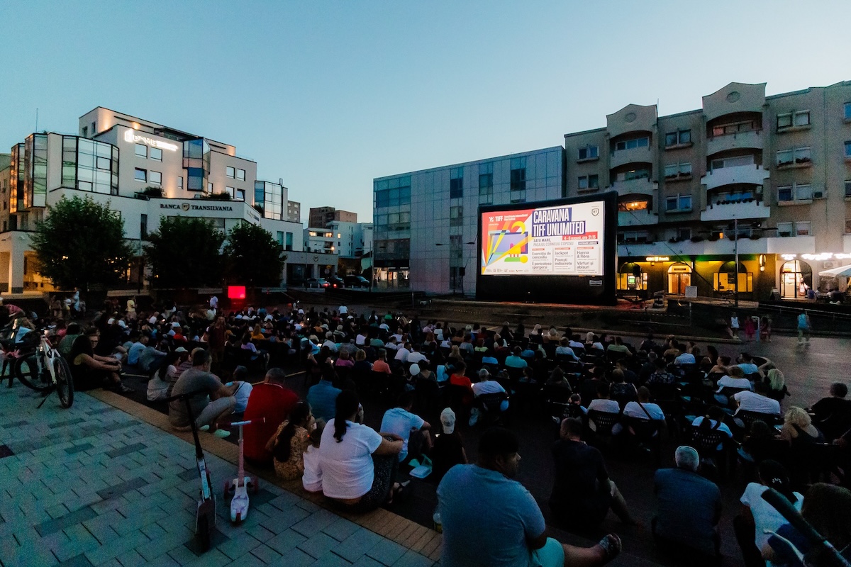 Caravana TIFF Unlimited redă farmecul cinematografiei în aer liber prin proiecții și premiere în 10 orașe din România, întinsă din iulie până în septembrie 2025.