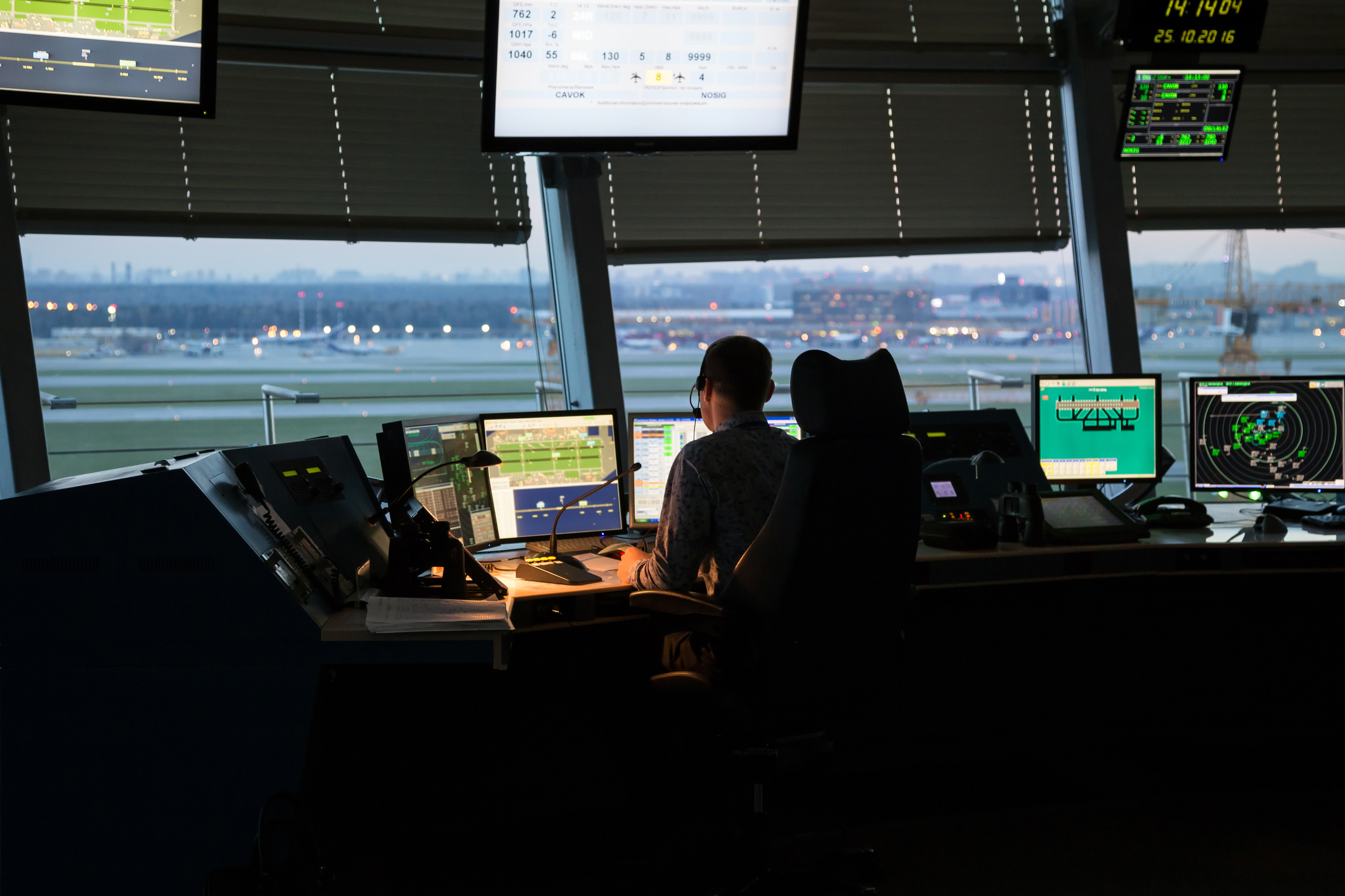 Avion așteaptă 11 minute din cauza unui controlor de zbor adormit în turnul de control