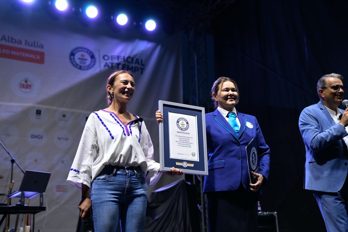 Alba Iulia stabilește un record mondial Guinness cu cea mai lungă masă din materiale reciclate, înconjurând cetatea istorică Alba Carolina