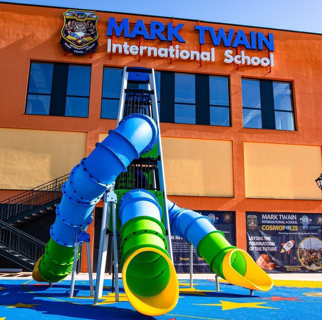 Campusul spațial prestigios al Mark Twain International School debutează în Cosmopolis, oferind educație de elită pentru peste 800 de elevi din România.