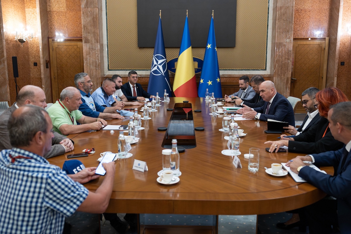 Liderii sindicali se întâlnesc cu premierul Bolojan după un protest masiv contra reducerilor de personal în administrația publică