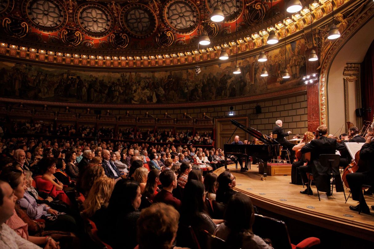 Dirijorul Kent Nagano și violonistul Frank Peter Zimmermann în concert, București.