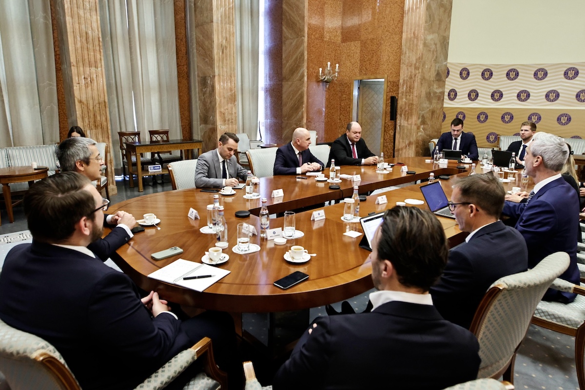 Investitorii financiari internaționali, conduși de JP Morgan, examinează România în timpul unui turneu regional crucial pentru stabilitatea economică și fiscală.