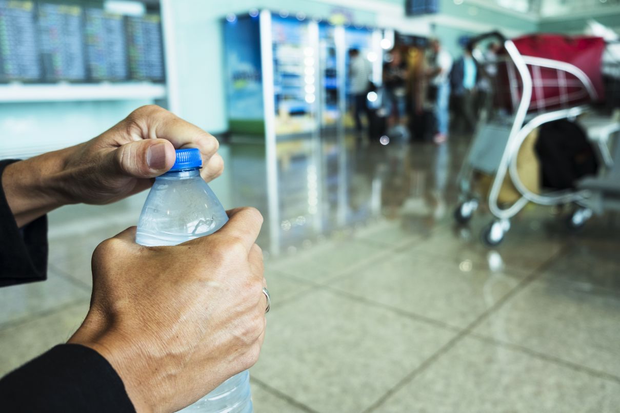 România propune lege pentru plafonarea prețului apei îmbuteliate în aeroporturi și stațiile de transport la 3 RON