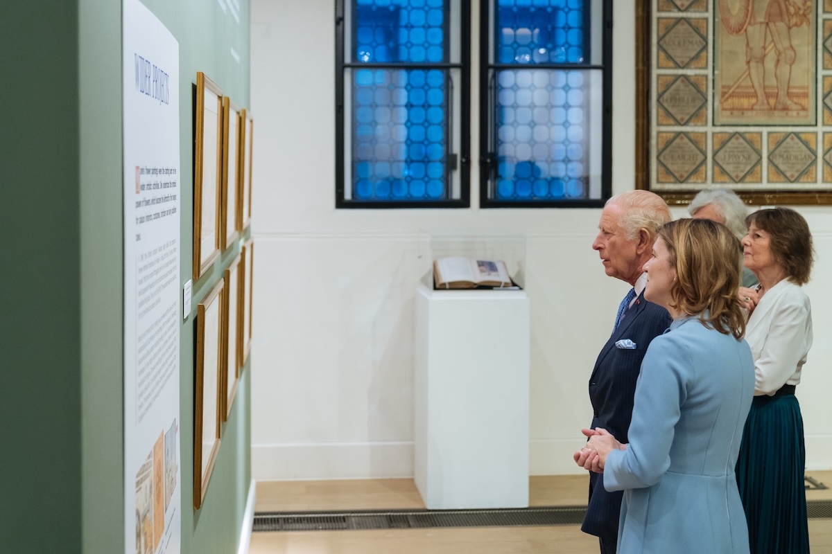 Regele Charles III explorează expoziția Maria a României, Regina Artistă, la Londra, celebrând 150 de ani de la nașterea reginei.