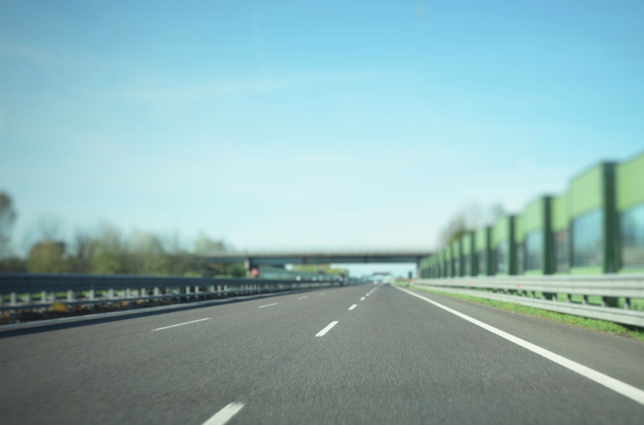 România semnează primele două contracte pentru o autostradă vitală în partea de est a țării