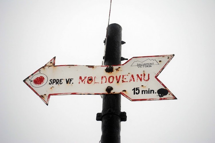 Moldoveanu Peak sign