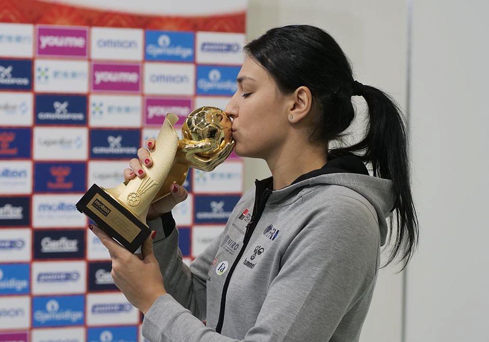 La estrella rumana del balonmano Cristina Neagu recibe su cuarto premio a la Jugadora del Año de la IHF |  El informante de Rumania
