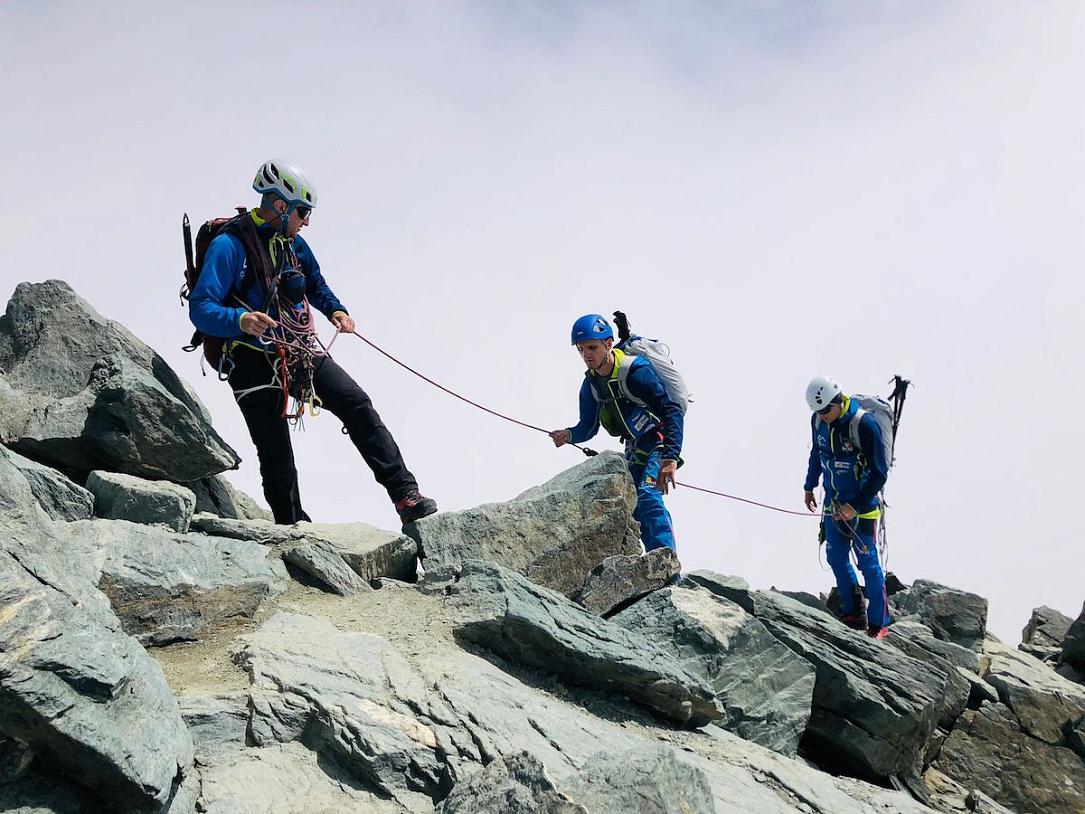 Alpiniștii români orbi trec în vârf două vârfuri din Alpi