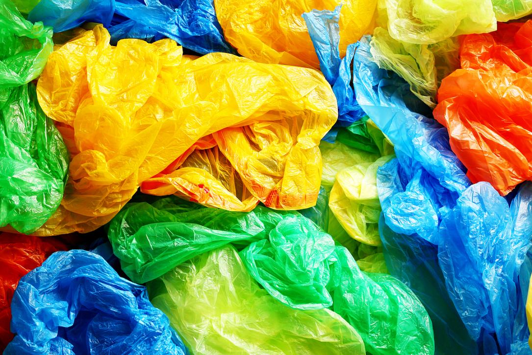 Centrul Cultural din București colectează pungi de plastic pentru a le transforma în opere de artă