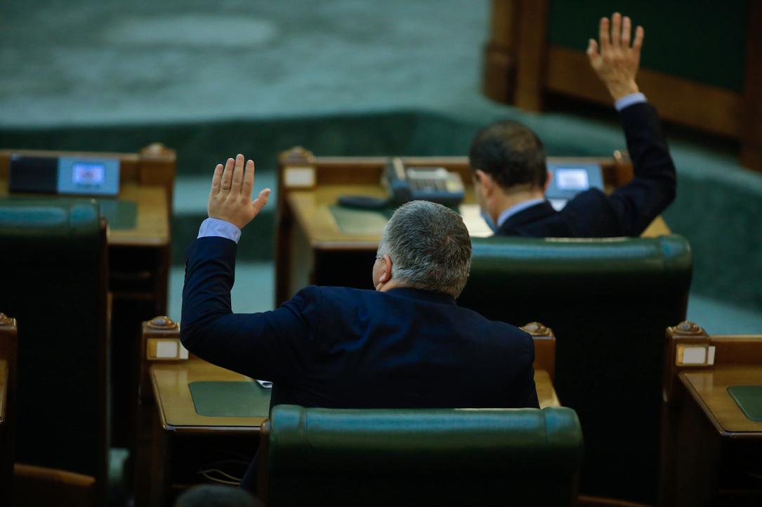 Senatorii români sunt de acord să le majoreze salariile și alți funcționari publici