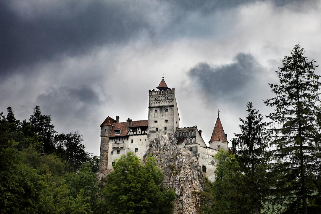 Romania's famous Bran Castle celebrates Halloween with special tours and a  party | Romania Insider