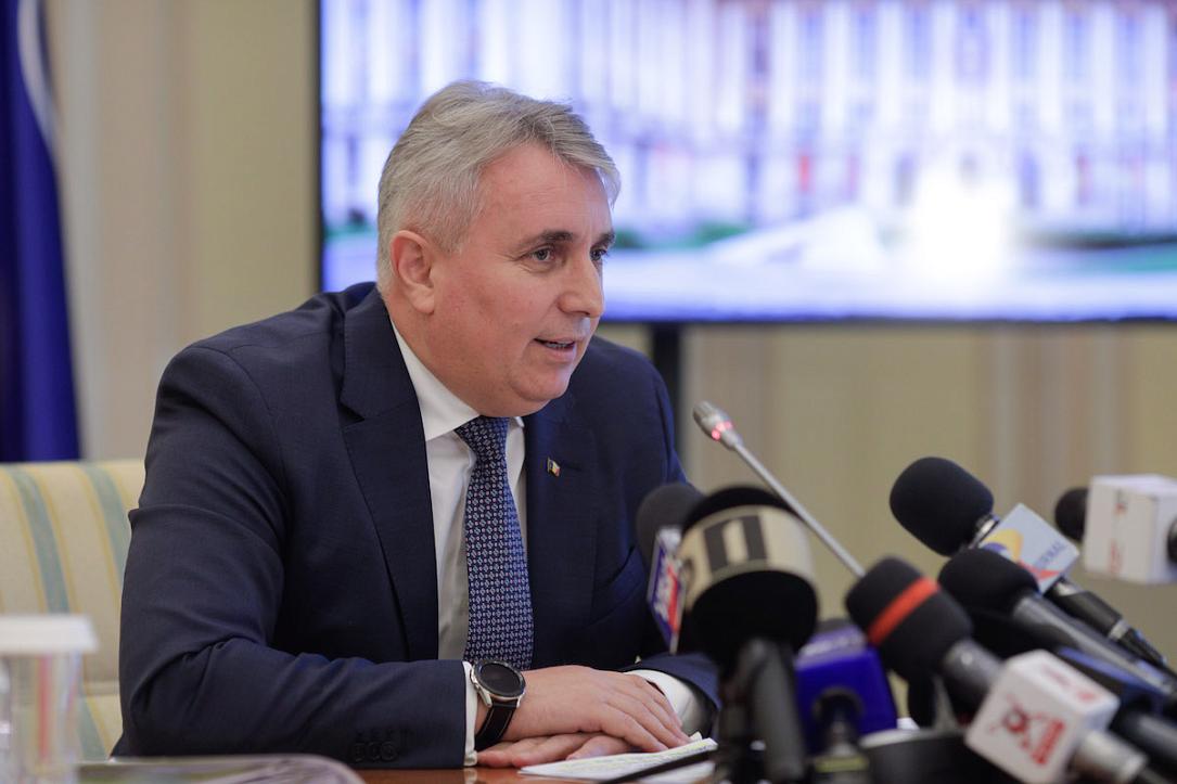 Jurnalistul de investigație spune că ministrul de interne al României a plagiat cel puțin 18,5% din doctoratul său.  teza