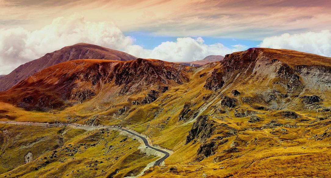 Poza zilei din România din Dreamstime: Traseul Transalpina în culorile toamnei