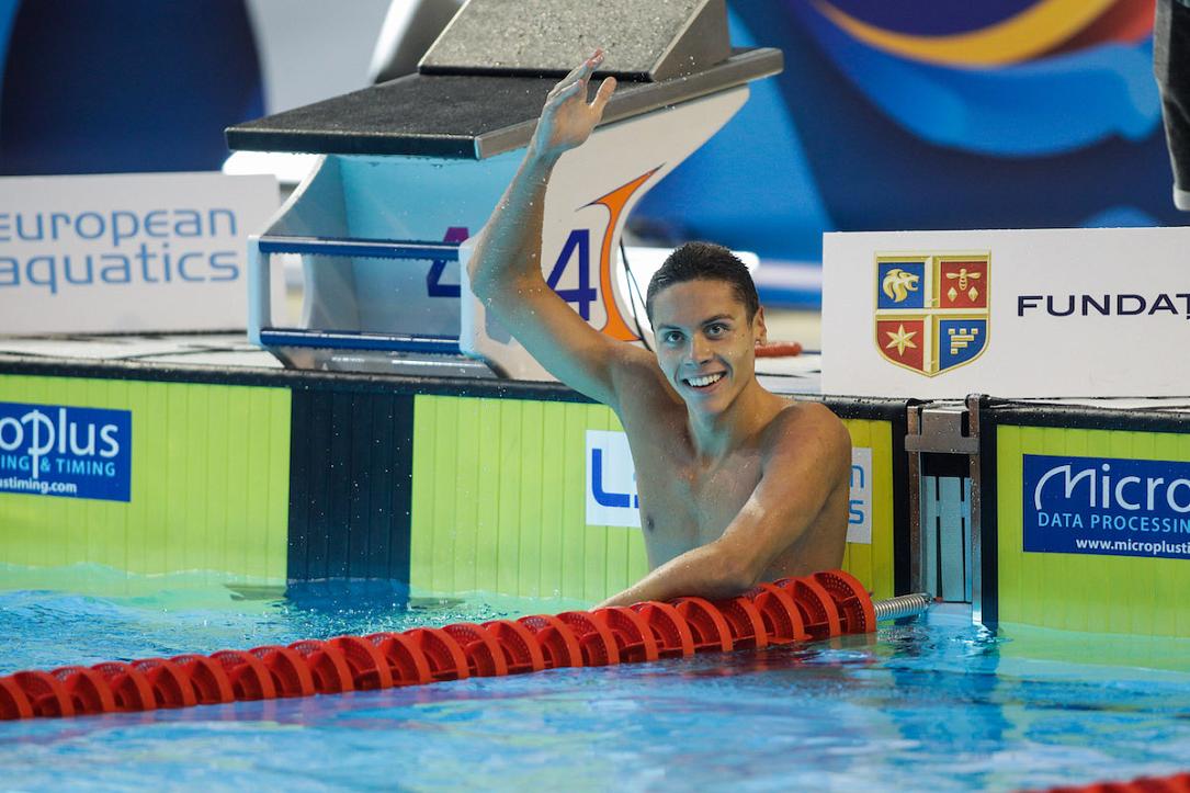 Starul român David Popovici a fost desemnat înotătorul anului de revista Swimming World