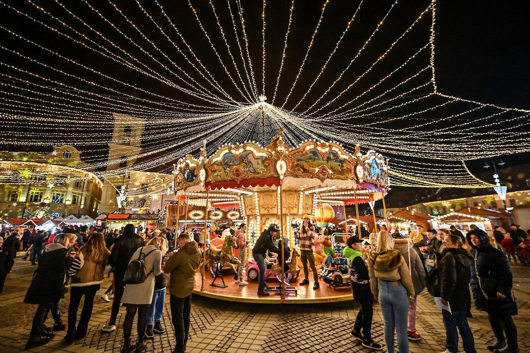 Organizatorii spun că târgul de Crăciun de la Sibiu a adus peste 10 milioane de euro pentru economia locală Organizatorii spun că târgul de Crăciun de la Sibiu a adus peste 10 milioane de euro pentru economia locală