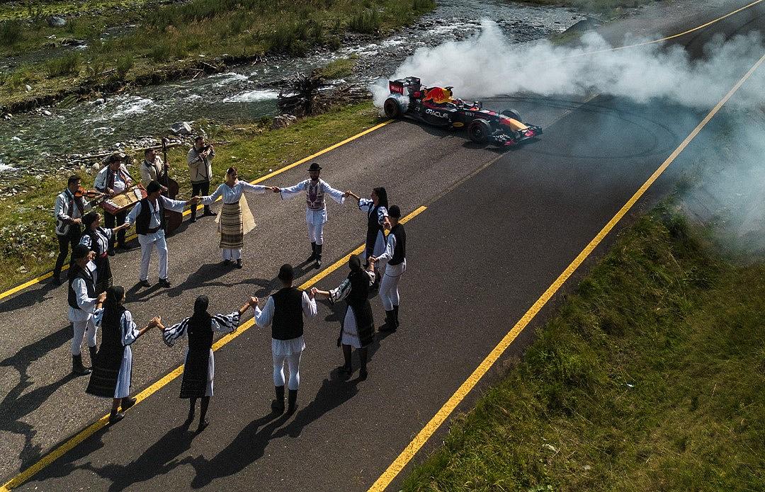 Mașina Oracle Red Bull Racing F1 a trecut de Transalpina, România de Ziua Națională