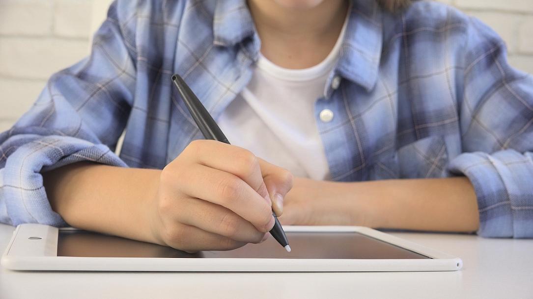 Manuscrito: Noua aplicație de scris de mână românească pentru copii caută testeri