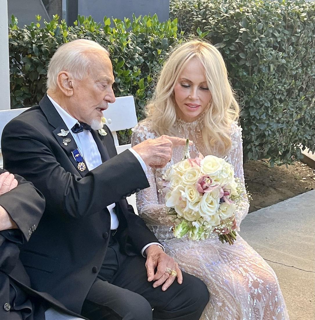 30 साल छोटी लड़की से 93 की उम्र में की चौथी शादी, बज एल्ड्रिन ने शेयर की तस्वीरें- Buzz Aldrin shared photos of his fourth marriage at the age of 93 with a girl 30 years younger