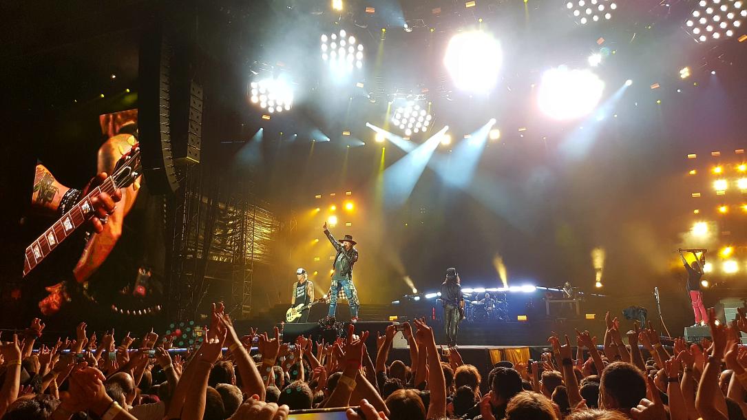 Guns N' Roses, featuring Axl Rose, Slash, and McKagan, to concert in