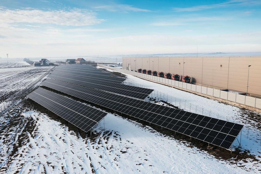 Producătorul român de pardoseli Symetrica construiește parcuri fotovoltaice de 6 milioane de euro pentru fabricile sale