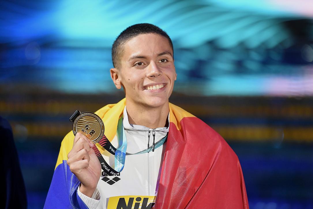 Romanian swimming star David Popovici donates gold medal to children