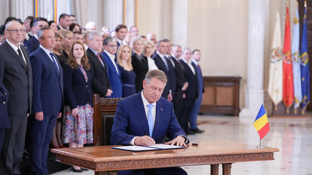 Președintele României emite legi ale educației