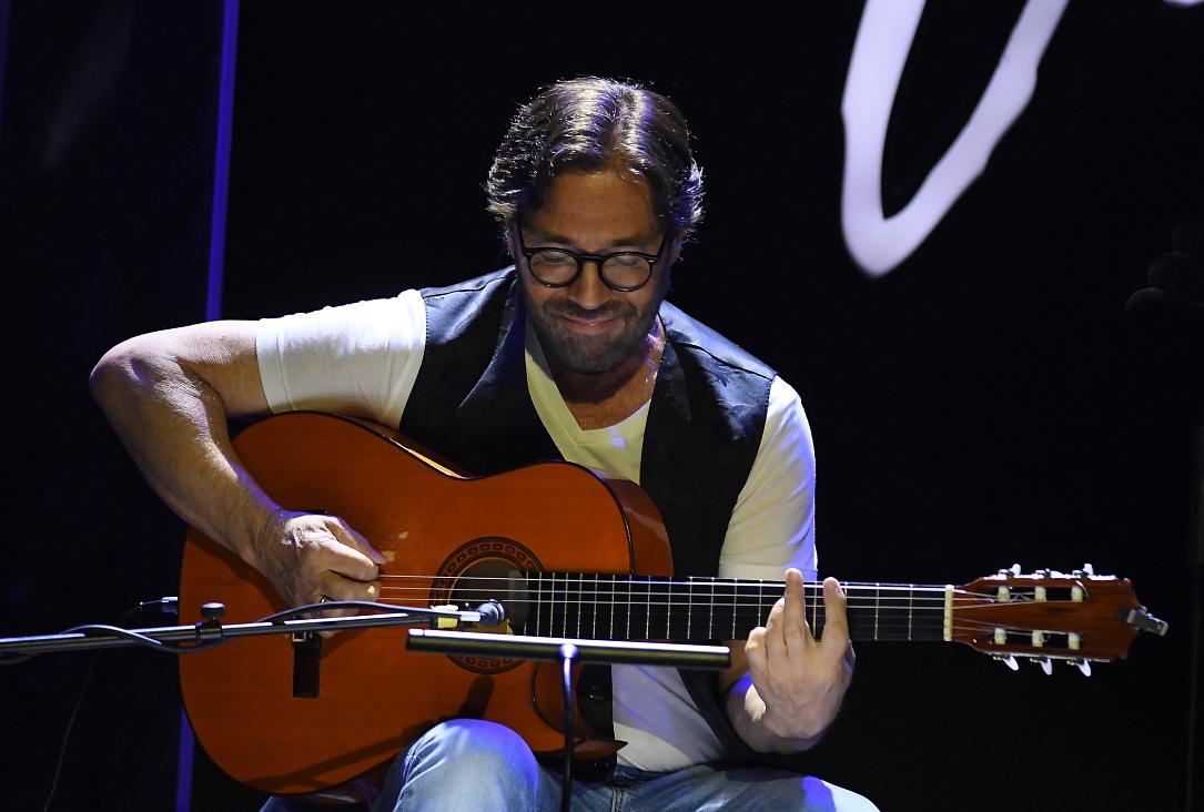 Jazz guitarist Al Di Meola suffers heart attack on stage in Romania ...