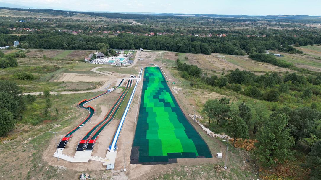 Deschiderea celei mai lungi pârtii de schi artificiale din România în județul Gorge Deschiderea celei mai lungi pârtii de schi artificiale din România în județul Gorge