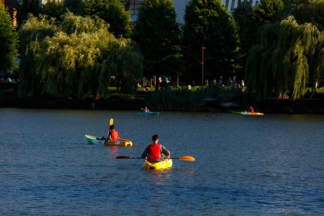 O organizație non-profit care face Lacul București accesibil persoanelor cu dizabilități