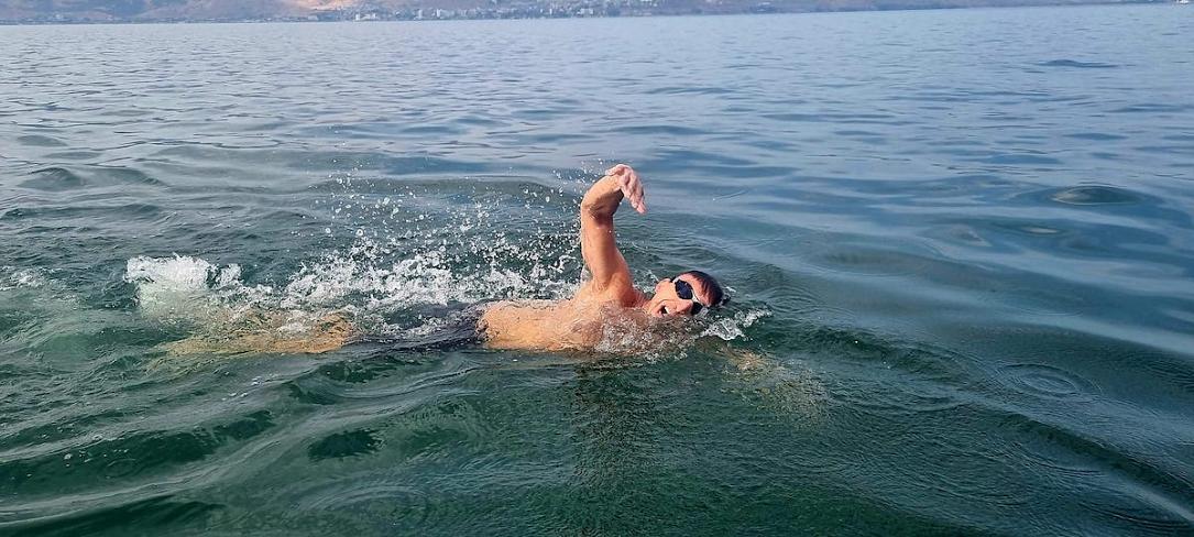 Un roman traversează înot Marea Galileii pentru a-și arăta solidaritatea cu poporul israelian
