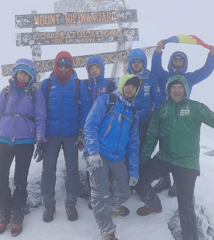 Trei sportivi români cu dizabilități urcă pe Muntele Kilimanjaro de Ziua Națională