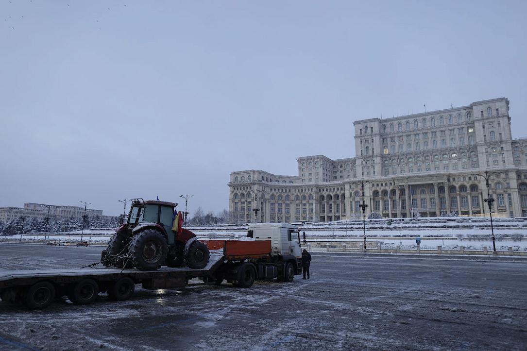 Fermierii și șoferii de camion care protestează din România evită contactul cu politicienii de extremă dreapta