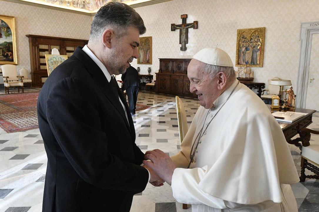 Papa Francisc l-a primit pe premierul român Marcel Ciulacu în timpul vizitei sale în Italia