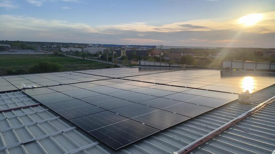 Roman Nordic Group a montat panouri fotovoltaice pe două depozite cu o investiție de 250 de mii de euro