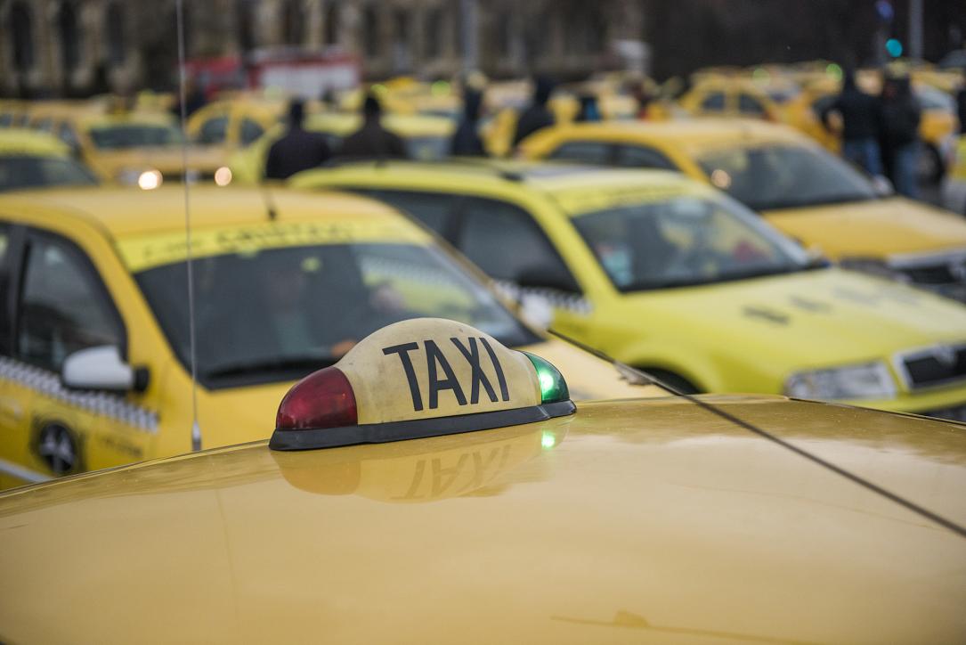 Bucharest taxi driver who scammed Nobel Prize laureate detained by police