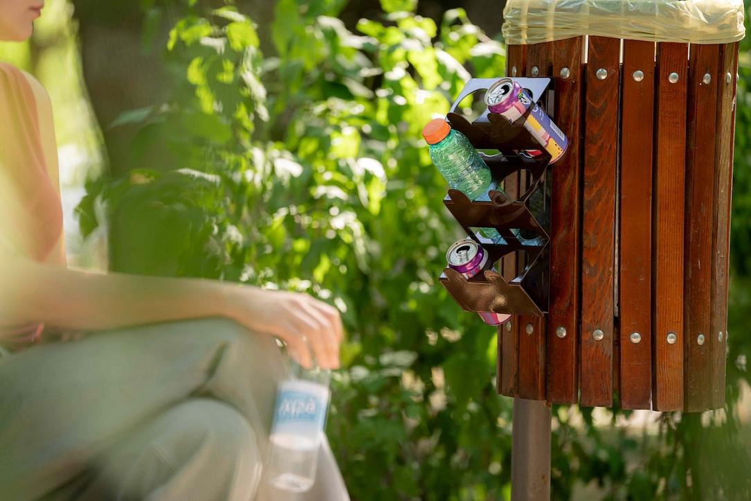RetuRO pilot in Bucharest parks allows people to leave bottles for others to reclaim deposit