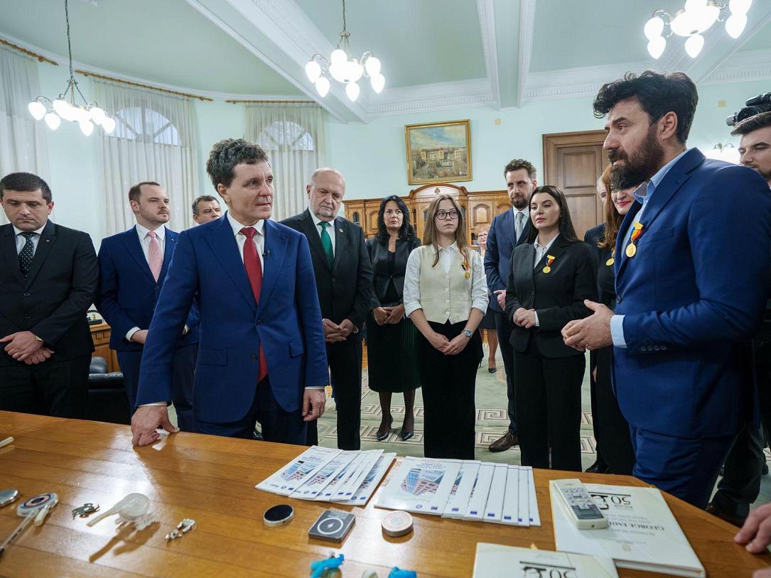 President visits Romanian student team that created small artificial heart