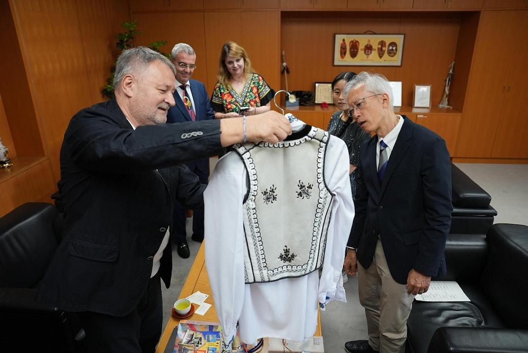 Romanian Pavilion donates traditional folk costume pieces to Japan’s National...